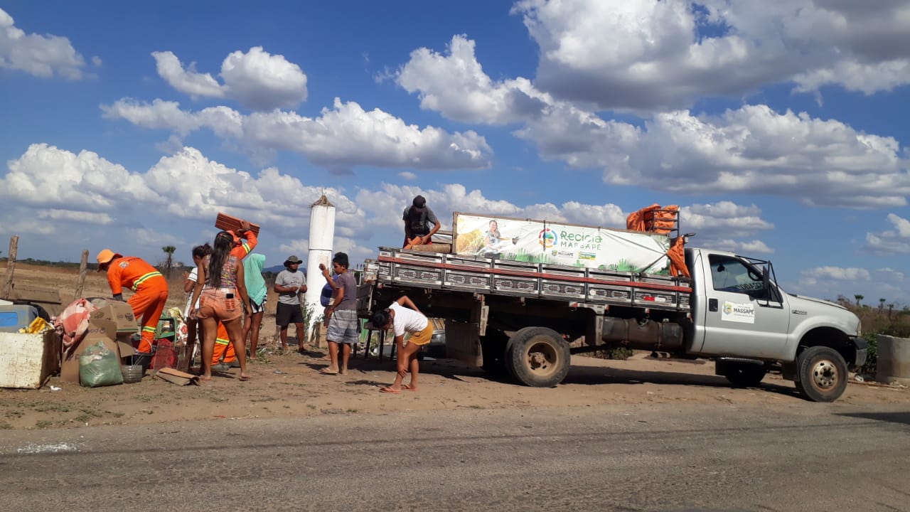 Famílias organizando seu material em caminhão após despejo na ocupação Nestor Makhno em Massapê, Ceará. 6 de Dezembro de 2023.